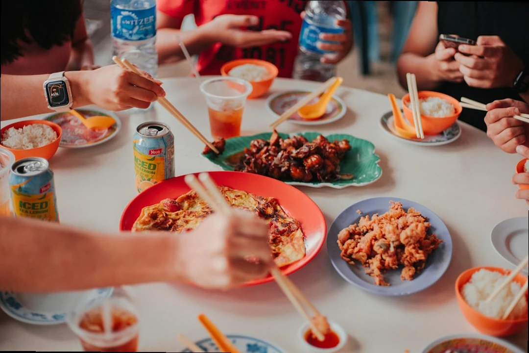 메밀식객에서 식사하는 사람들의 만족스러운 모습